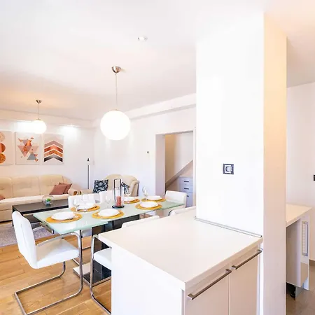 Modern In With Balcony Apartment *