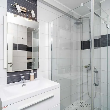 Modern In With Balcony Apartment *